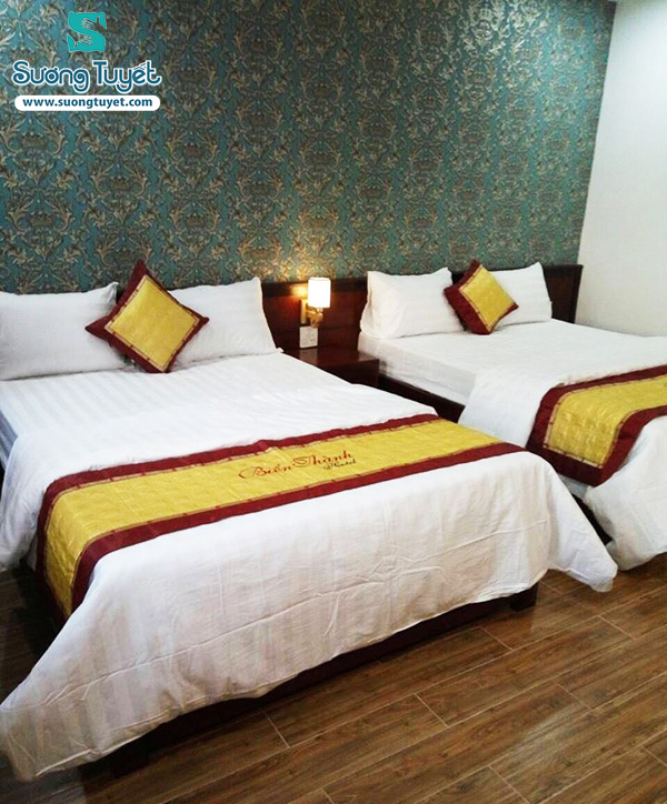 Mẫu tấm trang trí màu vàng đỏ sang trọng giao cho khách sạn Biển Thành.